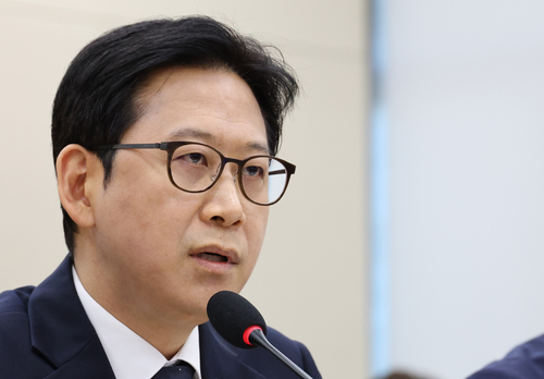 의원 질의에 답하는 배경훈 부총리