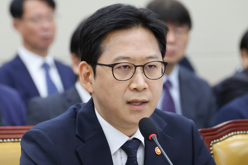 의원 질의에 답하는 배경훈 부총리
