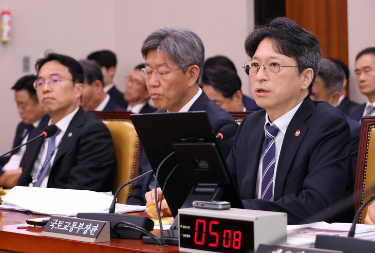 국감 답변하는 홍지선 국토교통부 장관