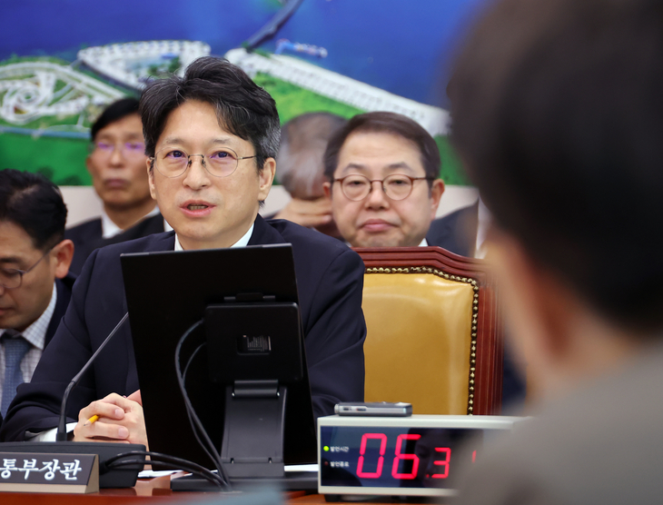 국감 답변하는 홍지선 국토교통부 장관