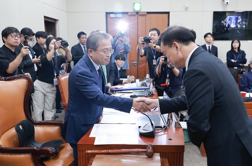 국정감사서 선서문 제출한 김종철 방미통위원장
