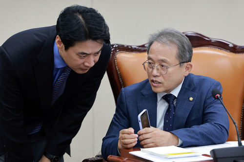 대화 나누는 과방위원장과 여당 간사