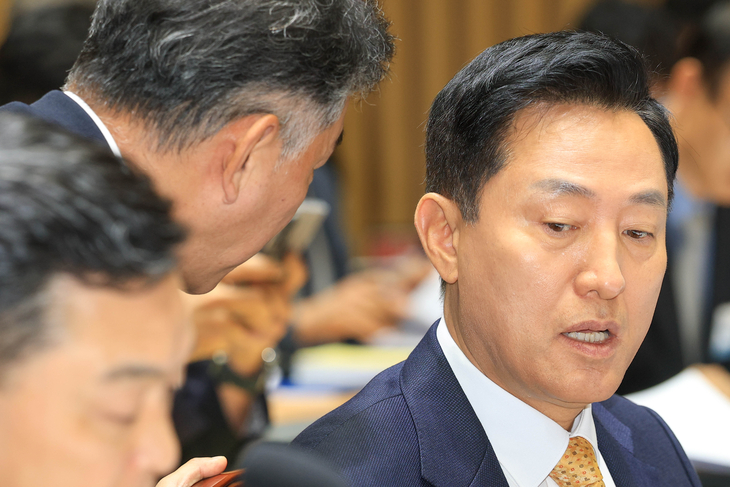 박찬구 서울시 정무부시장과 대화하는 오세훈 서울시장