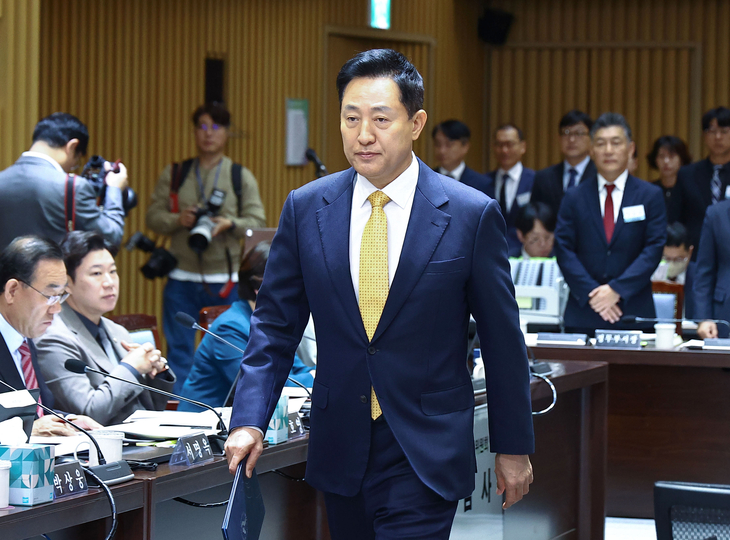 선서문 전달 위해 이동하는 오세훈 서울시장