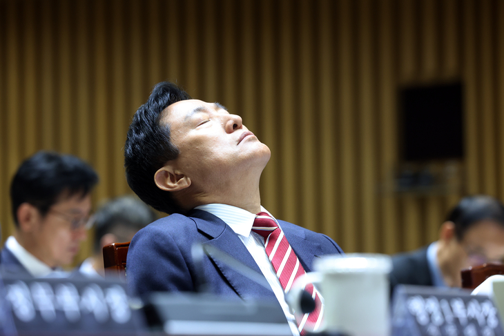 생각에 잠긴 오세훈 시장