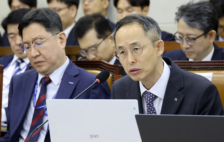 질의 답하는 황기연 한국수출입은행장
