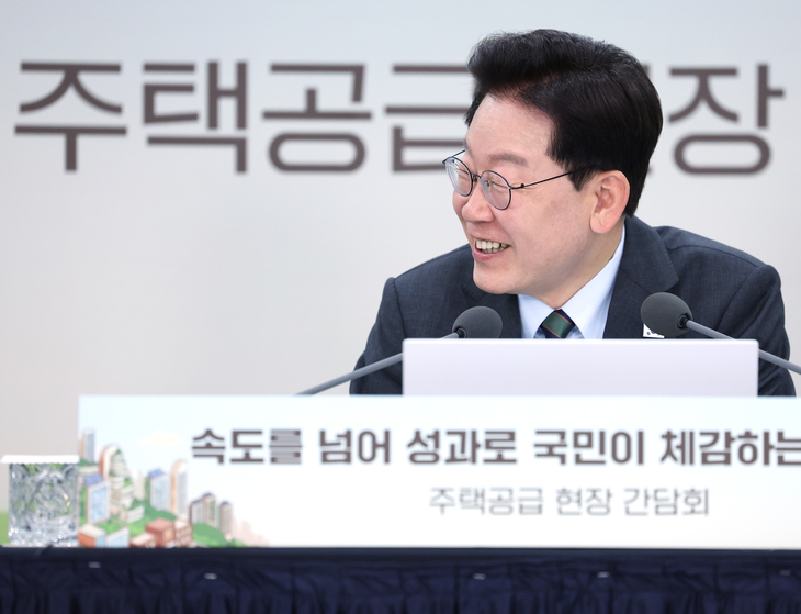 미소짓는 이재명 대통령