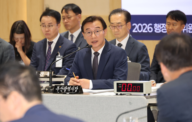 전재수 부산시장, 의원 질의에 답변