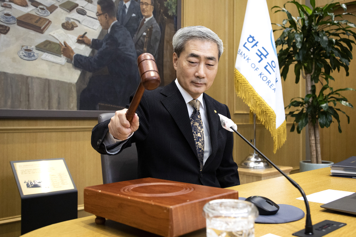 의사봉 두드리는 신현송 한국은행 총재