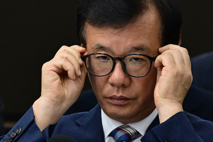 안경 고쳐 쓰는 김원준 한국공항공사 사장