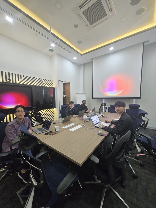 한대희 로듀 대표(오른쪽 첫번째)가 현지 기업 클래스 방문 기업 설명