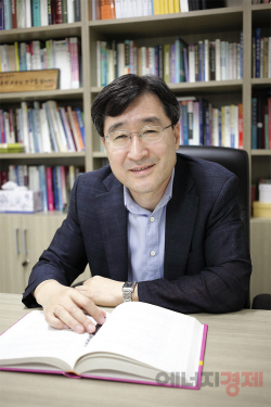 [구글 데이터로 본 코로나 전후의 생활변화②] 김주덕 "자기표현 욕구로 립스틱 대신 아이섀도 늘어"