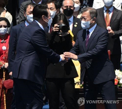 [윤석열 시대] 각박한 ‘권력 이양’…尹-文, 공개 덕담 없이 악수