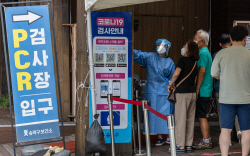 코로나 신규 확진 감소세지만…