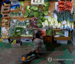 7월 소비 0.3%↓, 생산과 투자도 일제히 줄며 