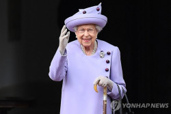 英 여왕 주치의들 "여왕 건강 우려"...찰스 왕자, 밸모럴성 도착