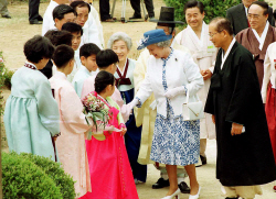 안동 하회마을서 ‘생일상’…영국 여왕, 한국과의 인연 주목