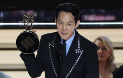 ‘오징어 게임’ 황동혁 감독상·이정재 남우주연상 수상…美 에미상 비영어권 ‘새 역사’