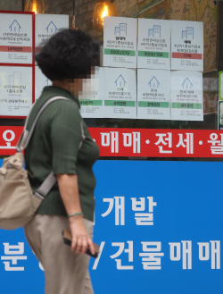 4년치 가격 올린다고? 오히려 "나가지 말아줘요"...갱신권 쓴 서울 아파트 전월세 비중↓