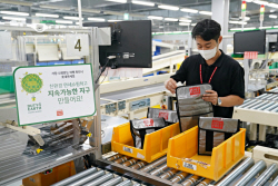 "비닐 폐기물 줄인다" 롯데免, 면세품 포장 ‘타포린백’ 도입