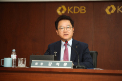 강석훈 산은 회장 "지방이전은 정부 결정…거부할 수 있을까 현재 상황 봐주길"
