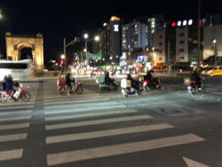 50대 공무원이 4차선 도로 내던진 돌에 야식 배달 20대 배달원이…항소심도 징역 4년