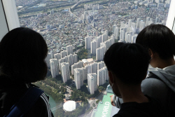 "부동산세 지나니 집값이 내린다고?"...2만채 묶은 100명, ‘존버’로 큰웃음