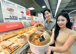 [유통 inside] 반값치킨 이어 탕수육·샌드위치…대형마트, 