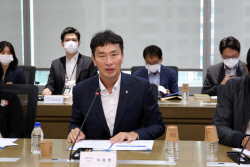 우리銀 영업점 찾은 이복현 금감원장..."금융권 민생지원노력 필요"
