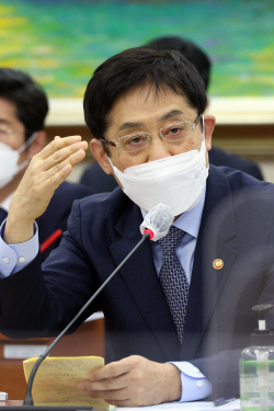 [2022 국감] 김주현 금융위원장 "태양광 대출 제도 개선 살펴보겠다"