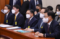 국감장 불려간 5대 은행장 "금융사고 죄송…조직 문화 개선하겠다"