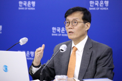 한은 총재 "한국, 자본유출 징조 없어…이미 빠져나갔다"