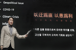 최태원 " 연말까지 SK그룹 각 사별 위기 대응 전략 수립"