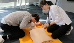 에어부산 ‘응급상황 대처능력 강화’ 학부모 초청 CPR 교육 실시