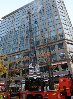 서울 종로구 주상복합 화재…37명 대피, 일가족 3명 연기흡입