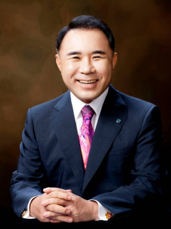 윤홍근 BBQ회장, 국민훈장 모란장 수훈