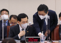 한전 숨통 트이나…회사채 한도 5배 상향 개정안 산자위 소위 통과