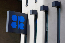 뚝뚝 떨어지는 국제유가, 전망도 하향 조정…OPEC+, 12월 추가 감산 나설까