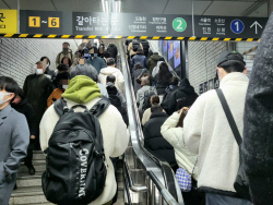 [르포] 서울 지하철 6년 만에 파업, 출근길 대란은 없었지만…