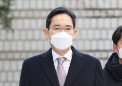 이재용 회장에 계란 던진 이매리, 이유 살펴보니…"생활비가 중요하다" 횡설수설