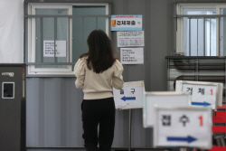 코로나19 재유행 끝이 보인다?…연구팀들, "2주후 확진자 감소할 듯"