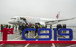 첫 중국산 제트여객기 C919, 동방항공에 인도