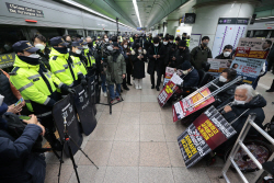 전장연, 출근길 지하철 시위 중단…"휴전 제안 수용"