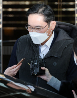 이재용 회장, 동남아 출장서 귀국...“새해에도 열심히 하겠다”