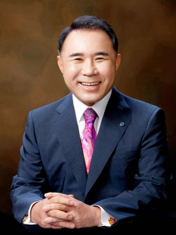 윤홍근 BBQ회장 "대졸초임 33% 인상, 신인재경영 연다"