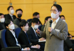 신창재 교보생명 회장 "글로벌 경제위기...뷰카 리더십으로 극복해야"