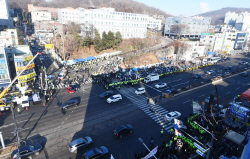 이재명 검찰 출석에 1000여명 찬반 집회…"사랑해요" VS "구속수사"