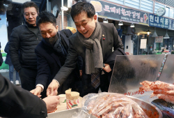 김주현 금융위원장, 전통시장 찾아 소상공인 애로사항 청취
