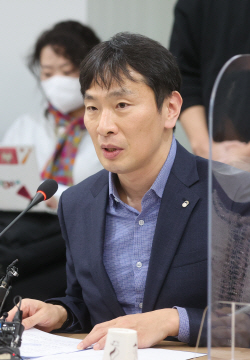 이복현 금감원장 "은행, 성과급 노력 대비 사회공헌 부족"