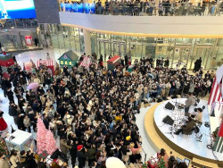 "설 연휴 쇼핑몰에서 놀자"…윷놀이에 밴드 공연까지
